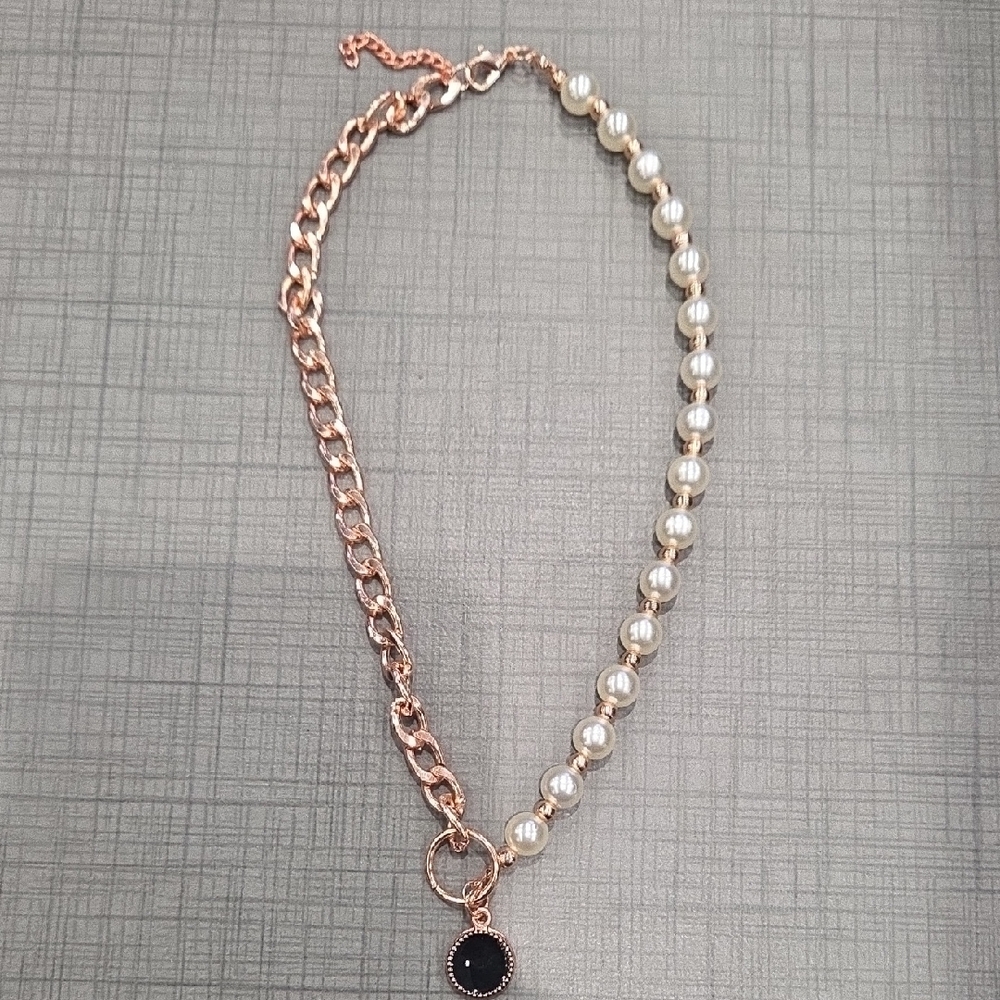 Elegant Pearl and Chain Necklace